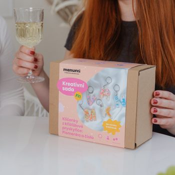 Manumi kreativní sada na výrobu přívěsků z křišťálové pryskyřice s motivy písmenek a číslic