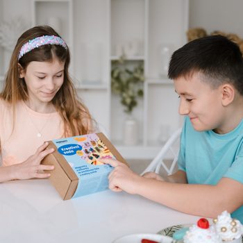 Manumi kreativní sada na výrobu přívěsků z křišťálové pryskyřice s motivy písmenek a číslic