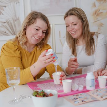 Manumi kreativní sada na výrobu přívěsků z křišťálové pryskyřice s motivy písmenek a číslic