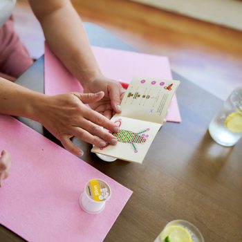 Set creativ Manumi pentru realizarea de bijuterii din mărgele de sticlă Preciosa