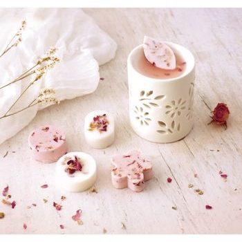 Scented wax melts kit with a winter-themed aroma lamp