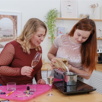 Manumi kreativní sada na výrobu přívěsků z křišťálové pryskyřice s motivy písmenek a číslic