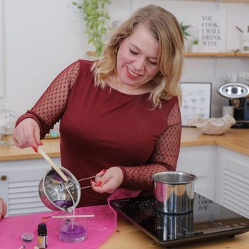 Manumi kreativní sada na výrobu přívěsků z křišťálové pryskyřice s motivy písmenek a číslic