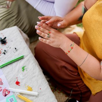Set creativ Manumi pentru realizarea de bijuterii din mărgele de sticlă Preciosa