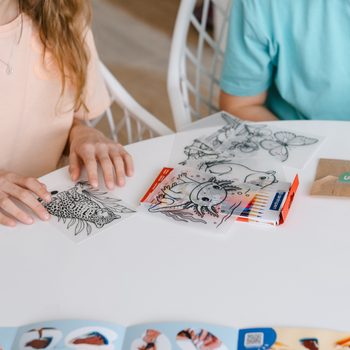 Manumi kreativní sada na výrobu přívěsků z křišťálové pryskyřice s motivy písmenek a číslic