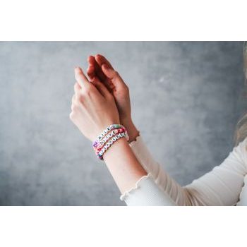 Sada barevných plastových korálků 7 x 4 mm se srdíčky