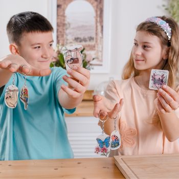 Manumi kreativní sada na výrobu přívěsků z křišťálové pryskyřice s motivy písmenek a číslic