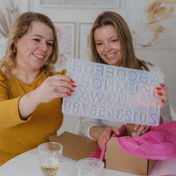 Manumi kreativní sada na výrobu přívěsků z křišťálové pryskyřice s motivy písmenek a číslic