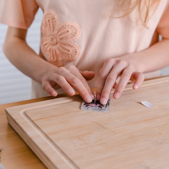 Manumi kreativní sada na výrobu přívěsků z křišťálové pryskyřice s motivy písmenek a číslic