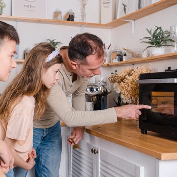 Manumi kreativní sada na výrobu přívěsků z křišťálové pryskyřice s motivy písmenek a číslic