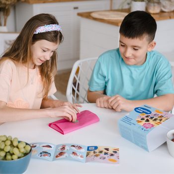 Manumi kreativní sada na výrobu přívěsků z křišťálové pryskyřice s motivy písmenek a číslic