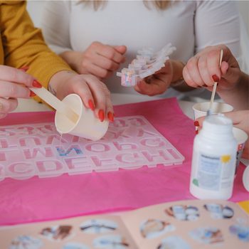 Manumi kreativní sada na výrobu přívěsků z křišťálové pryskyřice s motivy písmenek a číslic