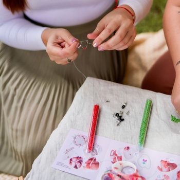 Set creativ Manumi pentru realizarea de bijuterii din mărgele de sticlă Preciosa