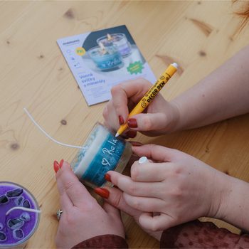 Manumi kreativní sada na výrobu přívěsků z křišťálové pryskyřice s motivy písmenek a číslic