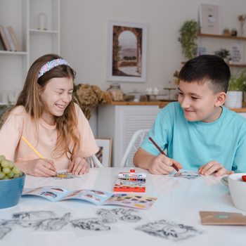 Manumi kreativní sada na výrobu přívěsků z křišťálové pryskyřice s motivy písmenek a číslic