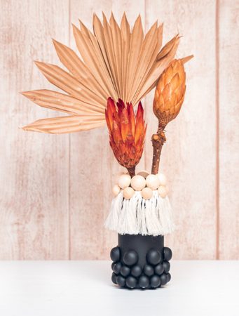 Váza ze sklenice s třásněmi