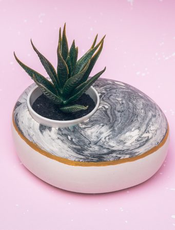 Návod na výrobu Jesmonite květináče se zlatým proužkem