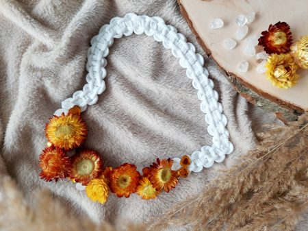 Návod na výrobu macramé srdce se sušenými květy a úlomky křišťálu