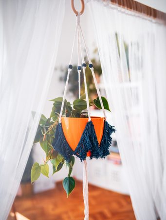 Návod na výrobu macramé závěsu na květináč s minerály a třásněmi