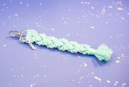 Návod na výrobu macramé klíčenky s věnováním z korálků