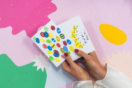 Návod na výrobu přáníčka malovaného prstovými barvami