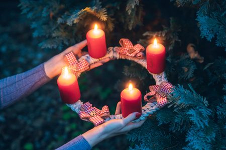 Návod na výrobu adventního věnce opleteného macramé