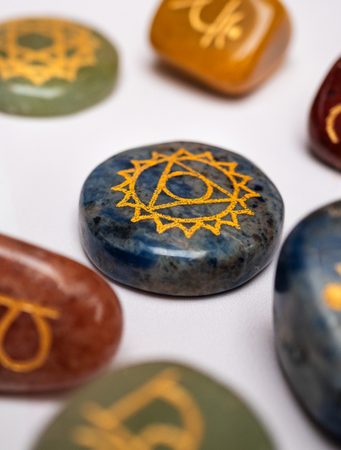 Čištění čaker doma: Jak na to + tipy na minerály a rituály