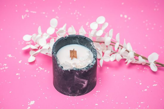 Návod na výrobu svíčky v Jesmonite kelímku s krystaly