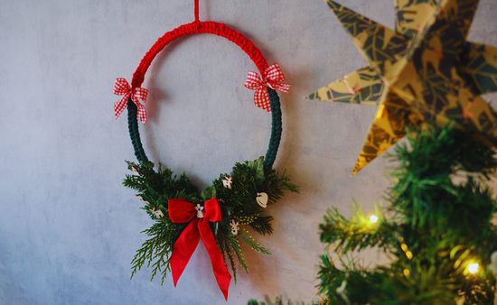 Návod na výrobu macramé adventního věnece na dveře