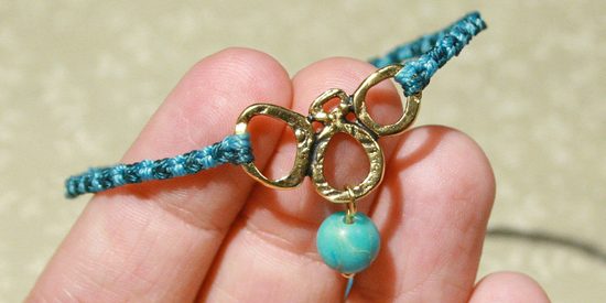 Návod na výrobu uzlíkového náramku s přívěšky TierraCast