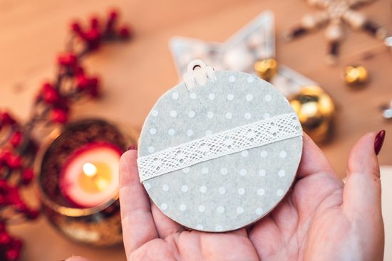 Návod na výrobu ozdoby s filcem a bavlněnou krajkou