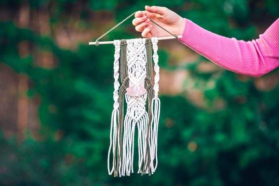 Návod na výrobu macramé dekoračního závěsu s minerálem