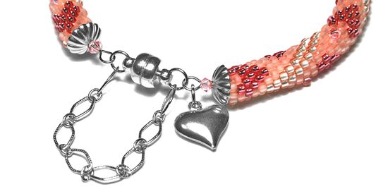 Návod na výrobu háčkovaného nárameku se srdíčky SWAROVSKI