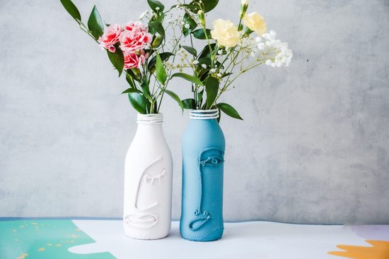 Návod na výrobu upcyklované vázy ze sklenic od mléka