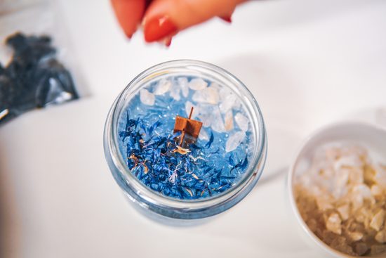 Návod na výrobu svíčky s minerály ve sklenici od paštiky