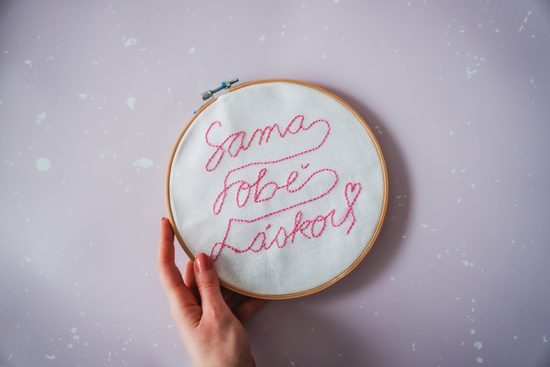 Návod na výrobu vyšívané dekorace Sama sobě láskou