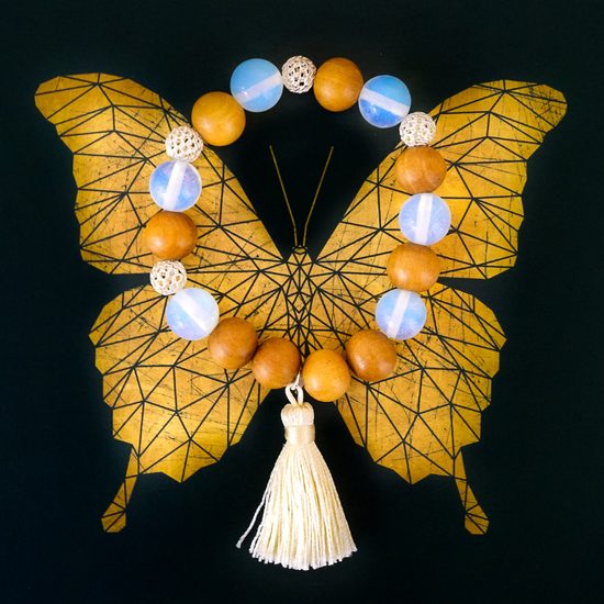 Návod na výrobu náramku se střapcem, opalitem a santalem