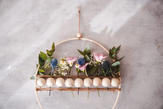 Návod na výrobu dekorace s korálky a květinami