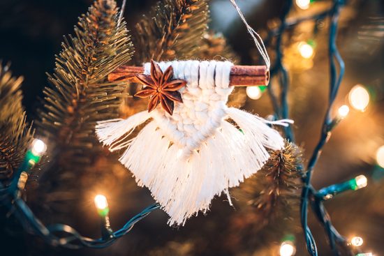 Návod na výrobu macramé ozdoby na skořici