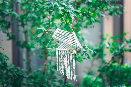 Návod na výrobu macramé trojúhelníku s květinou