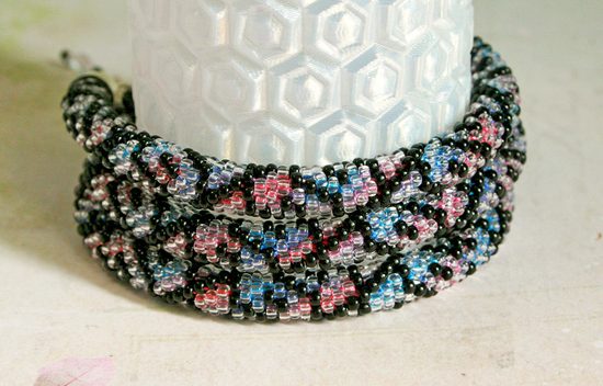 Návod na výrobu modro-černého háčkovaného náhrdelníku