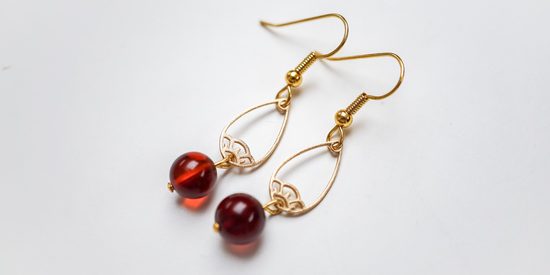 Návod na výrobu rybízových Amoracast náušnic s jantarovým korálkem