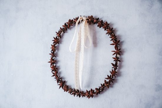 Vánoční věnec z badyánu