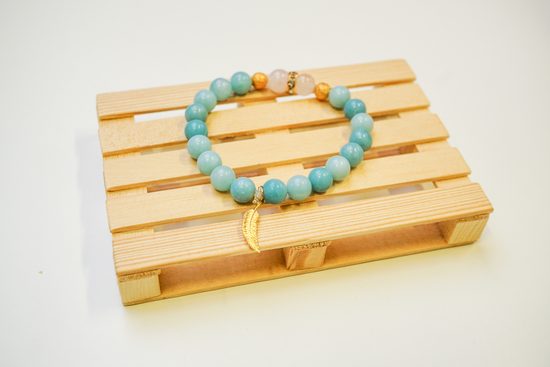 Návod na výrobu náramku z minerálů s peříčkem