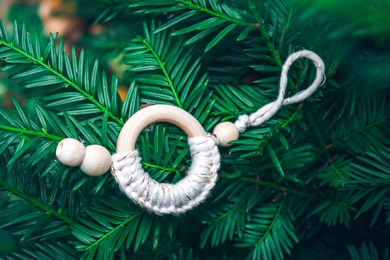 Návod na výrobu macramé ozdoby na dřevěném kroužku