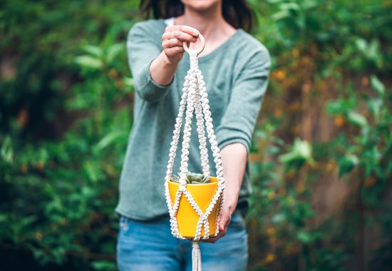 Návod na výrobu macramé závěsu na květináče