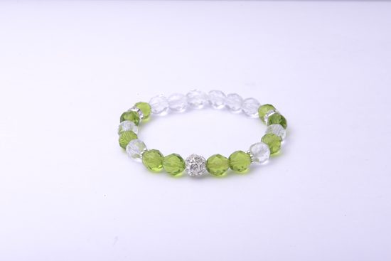 Návod na výrobu zelenkavého náramku s rondelkami a štrasovými kuličkami