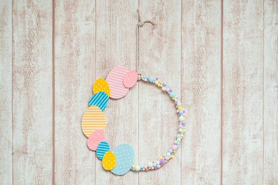 Návod na výrobu jarního věnce s bambulkami a vajíčky