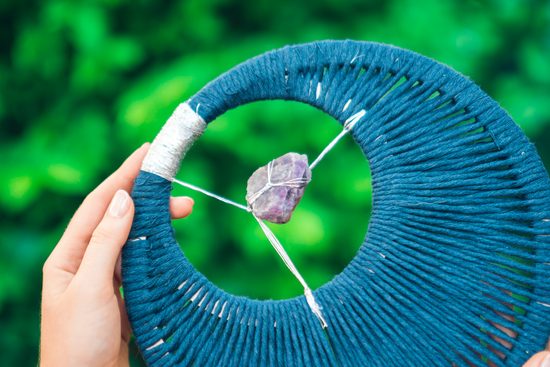 Návod na výrobu macramé měsíce s Ametystem