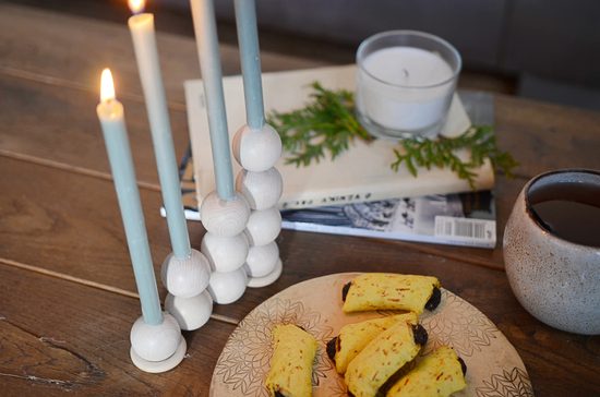 Návod na výrobu adventního svícnu ze surových korálků